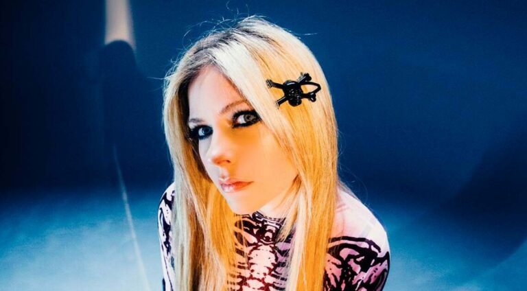 Avril Lavigne Rilis Merchandise Baru, Bergaya Punk Tapi Feminim